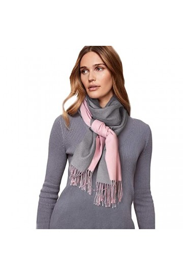 Écharpe réversible oversize en cachemire rose dun côté et gris moyen de lautre avec franges bicolores. 70 x 200 cm sans les