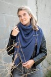 Knit Factory Coco Châle Tricoté - Foulard Triangle - Écharpe Femme - Capri - 190x85 cm - Y compris la broche décorative